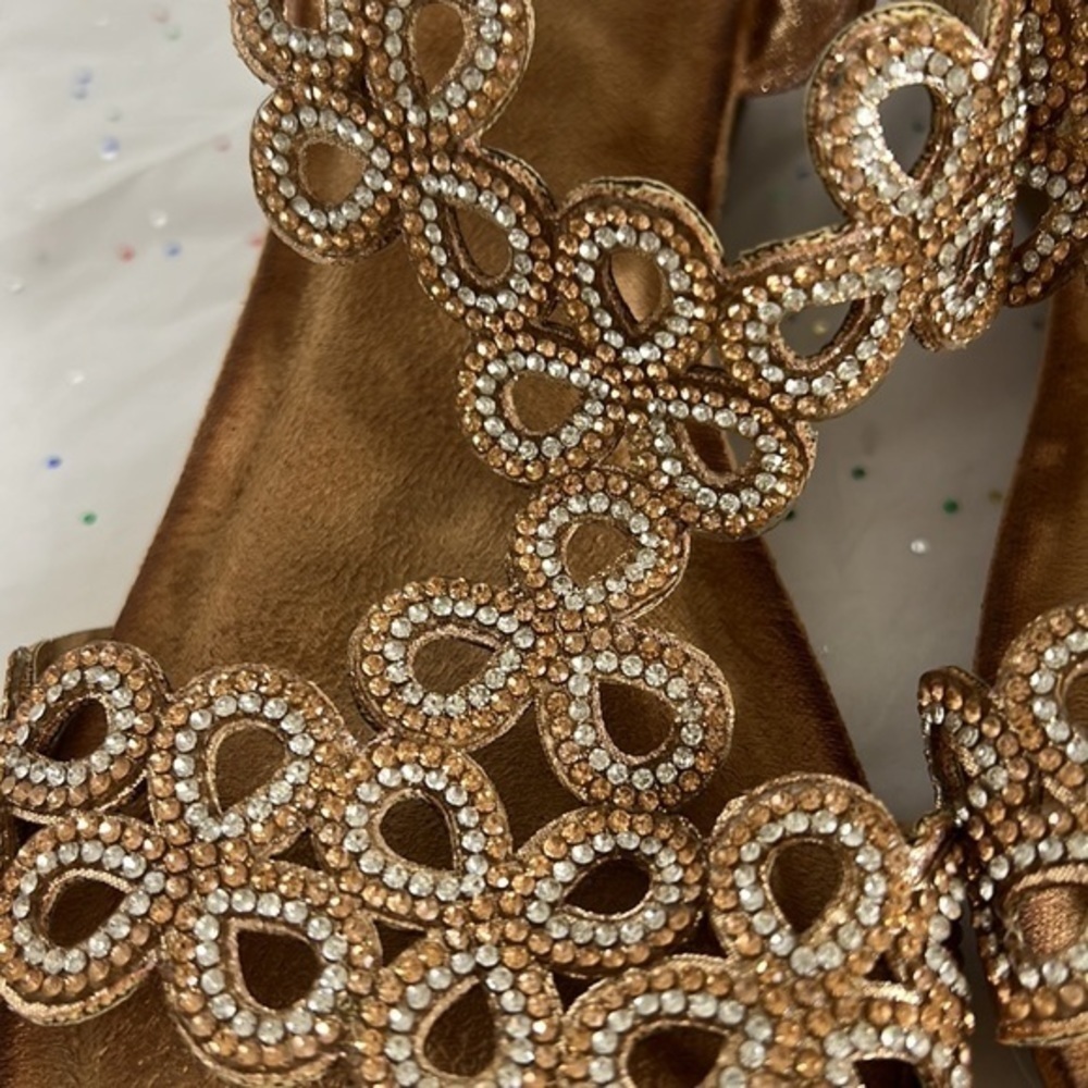 Woman’s Sandals - Picture 12 of 16